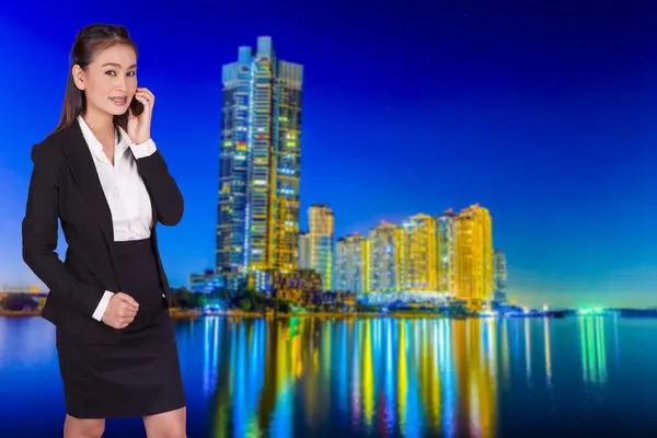Empresária falando ao telefone no fundo da cidade noturna Bangkok — Fotografia de Stock