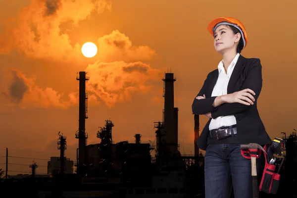 女工程师站在炼油厂的背景 — 图库照片