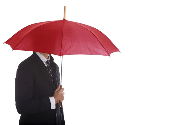 Homme d'affaires debout avec un parapluie rouge — Photo