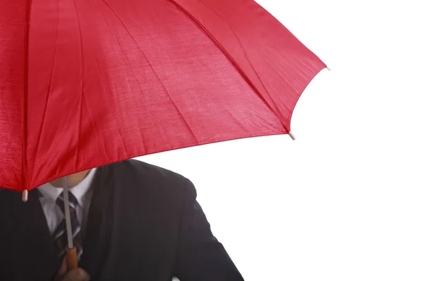 Homme d'affaires debout avec un parapluie rouge — Photo