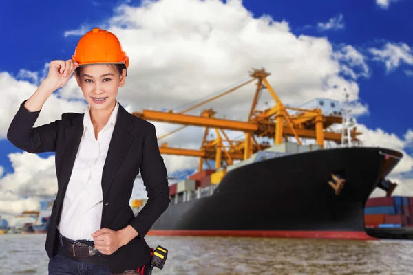 Engineer woman is standing on a background of a ship in port — Stock Photo, Image