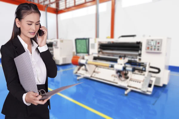 Businesswoman looking at documents folder — Stock Photo, Image