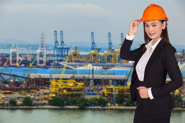 Mujer ingeniero de pie en el fondo del edificio —  Fotos de Stock