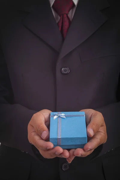 Uomo d'affari in possesso di una scatola regalo — Foto Stock