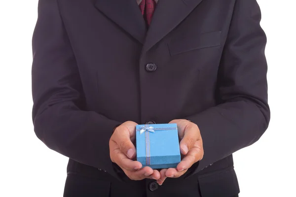 Affärsman som innehar en presentförpackning — Stockfoto