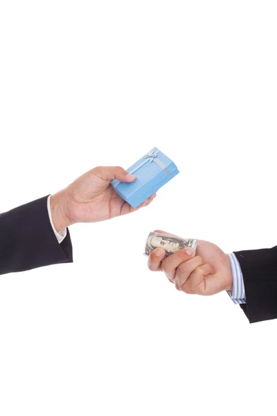 Empresário dá a outro empresário dinheiro em troca de um presente — Fotografia de Stock