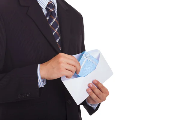 Бизнесмен достает из конверта коробку с подарком — стоковое фото