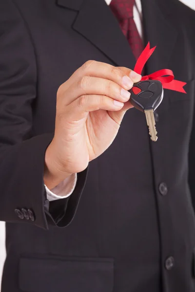 Empresário segurando chaves do carro — Fotografia de Stock