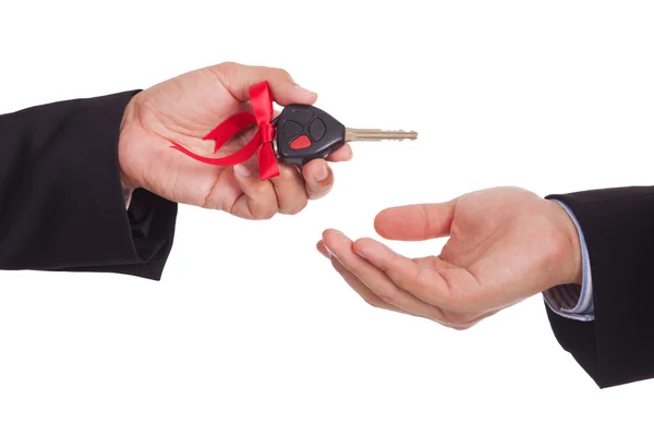Biznesmen daje inny biznesmen kluczyki do samochodu — Zdjęcie stockowe