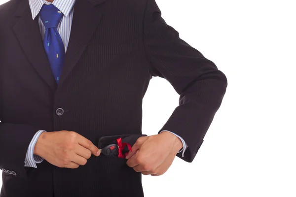 Biznesmen stawia klucze w kieszeni — Zdjęcie stockowe