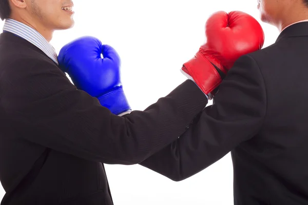 Dos hombres de negocios en guante de boxeo rojo y azul bloqueándose entre sí — Foto de Stock