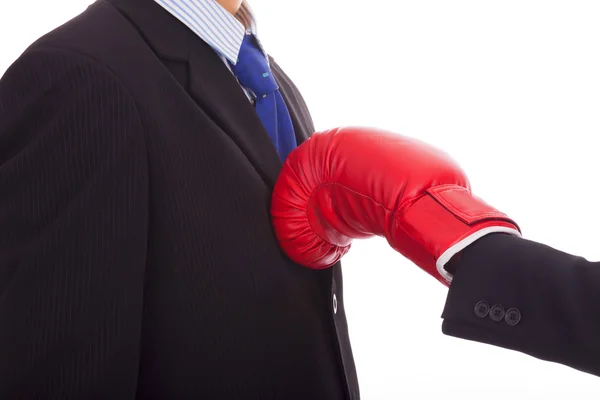 Podnikatelka v červené lakování Boxerské rukavice zasáhne další podnikatel — Stock fotografie