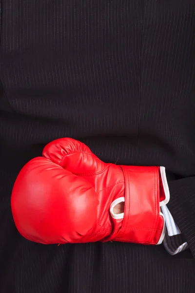 Homme d'affaires en gants de boxe rouge — Photo