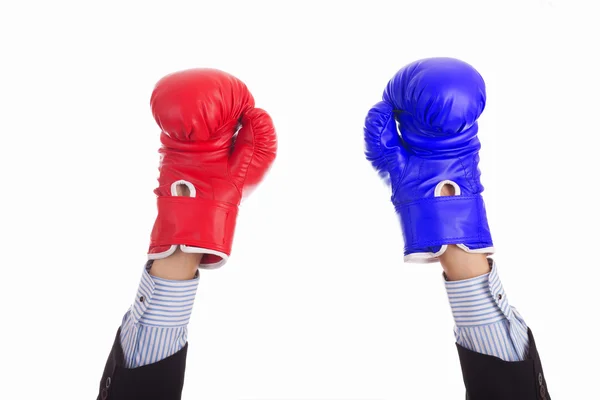 Podnikatel v modré a červené Boxerské rukavice zvedl ruce nahoru — Stock fotografie