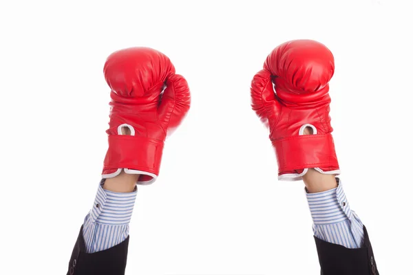 Geschäftsmann in roten Boxhandschuhen hob die Hände — Stockfoto