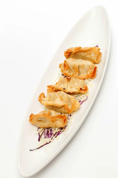 Gyoza valkoisella lautasella . — kuvapankkivalokuva