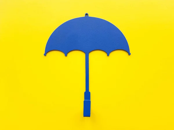 Ein Einziger Blauer Regenschirm Auf Gelbem Hintergrund — Stockfoto