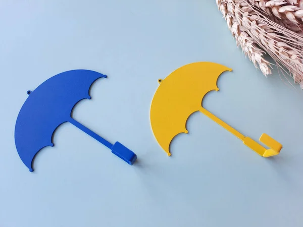 Gökyüzü arka planında buğdaylı sarı mavi şemsiye