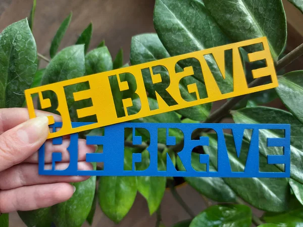 Sarı mavi renk, cesur ol.