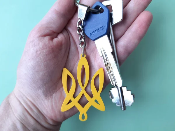 Elinde sarı mızrak olan anahtarlık.