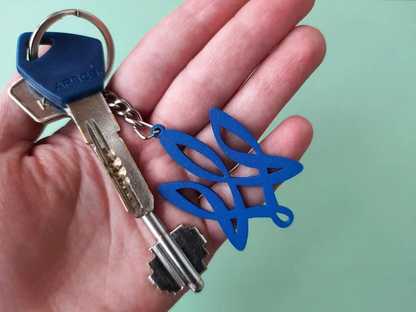 Sleutel Ketting Met Blauwe Drietand Hand — Stockfoto