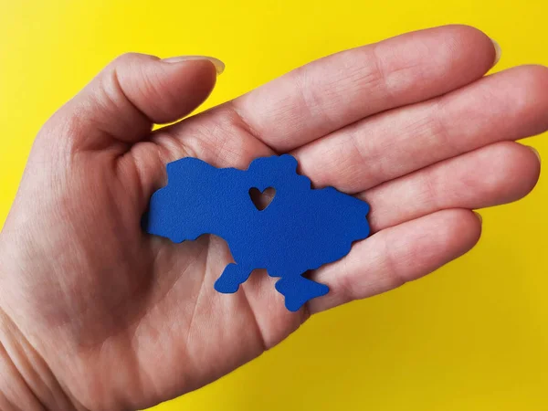 Mavi renkli Ukrayna haritası el sarısı arkaplanda 