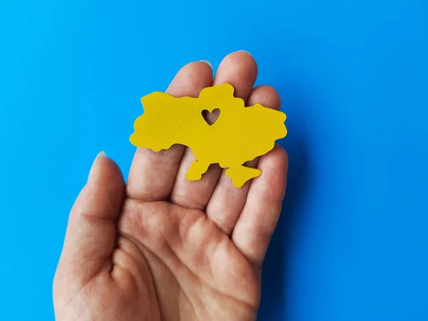 Mavi arkaplanda sarı renkli Ukrayna haritası