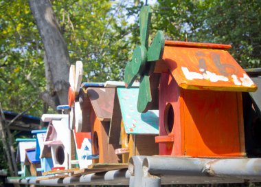 el yapımı birçok kuş evleri iç içe geçirme