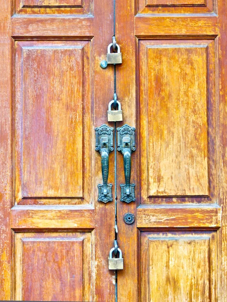 Puerta de madera de estilo antiguo con cerraduras —  Fotos de Stock