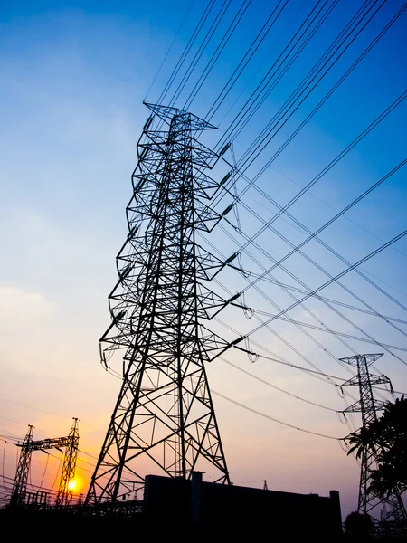 Hochspannungsmast auf Sonnenuntergang Himmel Hintergrund. — Stockfoto