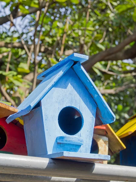 Ručně vyráběné mnoha ptačích domy vnoření — Stock fotografie