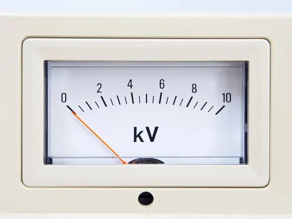 Närbild av en nål voltmeter — Stockfoto