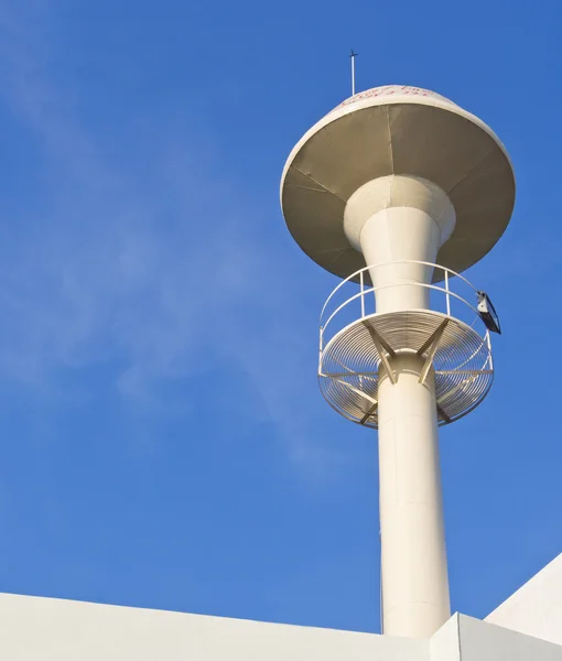 Torre del tanque de agua sobre fondo azul cielo —  Fotos de Stock