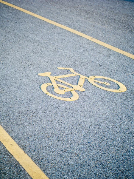 Sárga út jel kerékpáros az úton — Stock Fotó