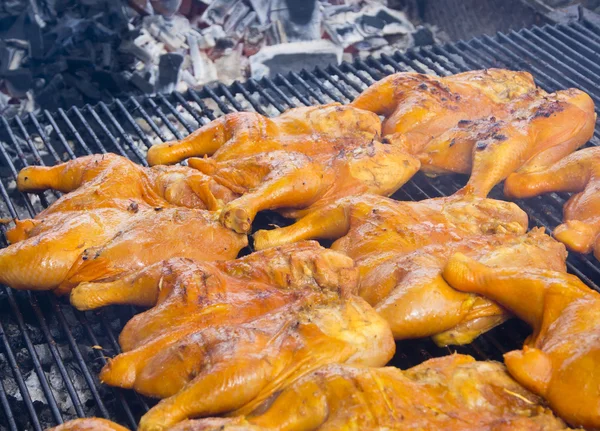 Gegrilltes Hühnchen auf dem Herd. — Stockfoto