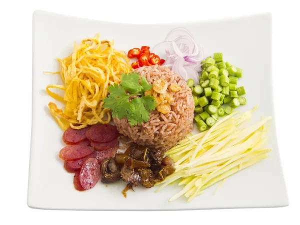 Freír el arroz con la pasta de camarones, comida tailandesa — Foto de Stock