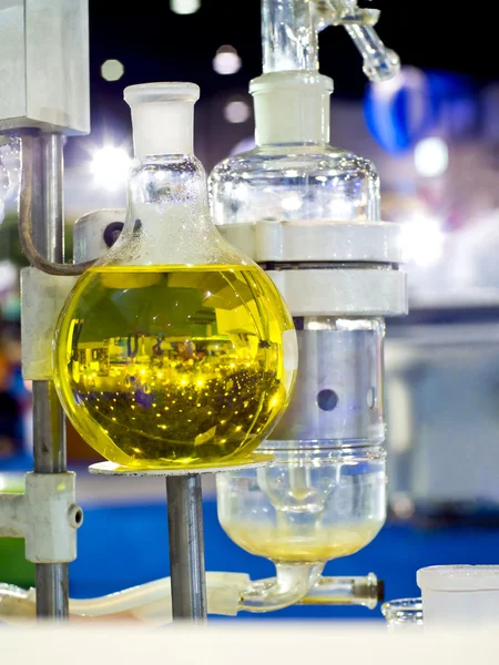 Glaswaren im Chemielabor — Stockfoto