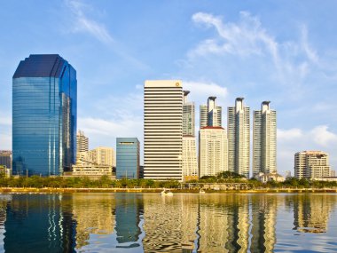Bangkok şehir şehir merkezinde sırasında gökyüzü mavi renk