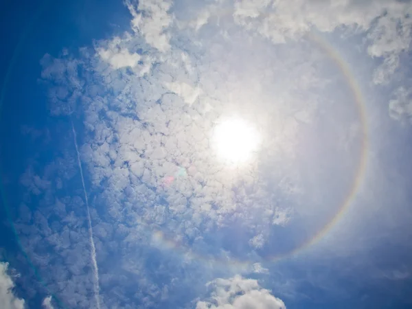 Sol halo-fenomen med några moln — Stockfoto