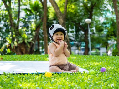 On aylık tatlı Asyalı bebeğin yakın plan çekimi güzel bir aksiyon, annelik konsepti.