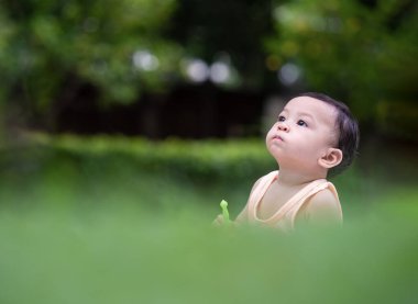 On aylık tatlı Asyalı bebeğin yakın plan çekimi güzel bir aksiyon, annelik konsepti.