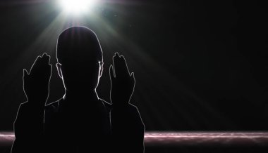 Müslüman adam, Ramazan Kareem 'deki camide Allah için dua ediyor.