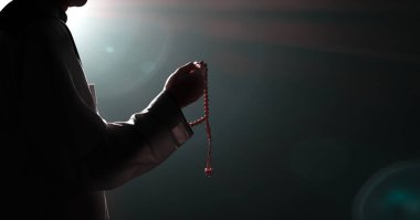 Müslüman adam, Ramazan Kareem 'deki camide Allah için dua ediyor.