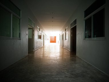 Acil durumdan kaçmak için yangın çıkışı, güvenlik binası yangını için kırmızı kapı.