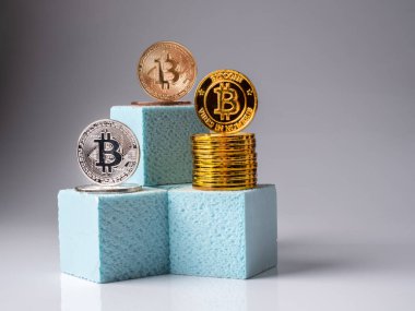 Köpük kutuları üzerinde süslü bit para, bitcoin konsepti gösterilmeye hazır