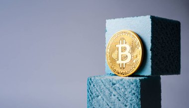 Köpük kutuları üzerinde süslü bit para, bitcoin konsepti gösterilmeye hazır