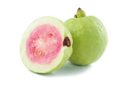 Taze guava beyaz arka planda izole edilmiş, hizmet etmeye hazır, vitamin lifleri ve besin değeri zengin, besin maddeleri içerikli diyet için.