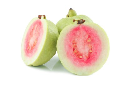 Taze guava beyaz arka planda izole edilmiş, hizmet etmeye hazır, vitamin lifleri ve besin değeri zengin, besin maddeleri içerikli diyet için.