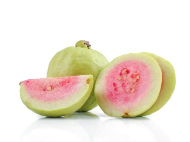 Taze guava beyaz arka planda izole edilmiş, hizmet etmeye hazır, vitamin lifleri ve besin değeri zengin, besin maddeleri içerikli diyet için
