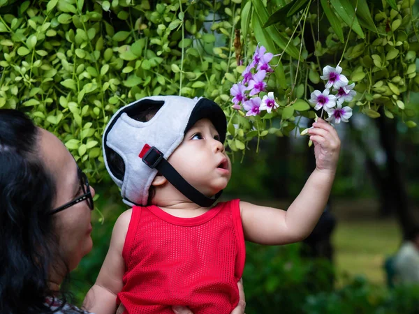 Bebê Bonito Recém Nascido Vestido Vermelho Guarda Cabeça Com Ação — Fotografia de Stock